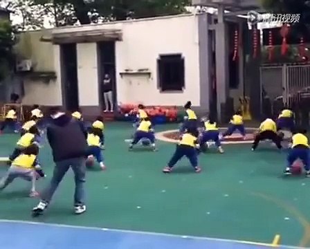 Des enfants chinois apprennent le Basket-ball en musique - Futures superstars NBA