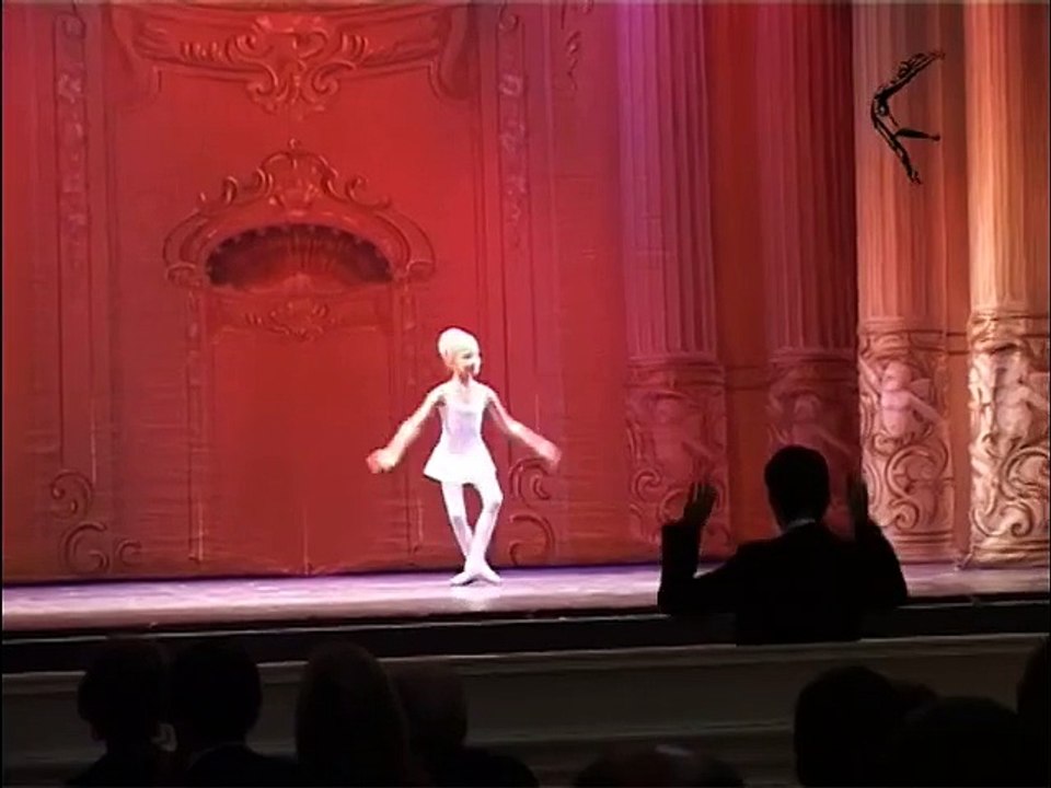 7 Jahre alte kleine Ballerina zum ersten mal auf der Bühne | Publikum ist begeistert!  ◄◄◄ (480p)