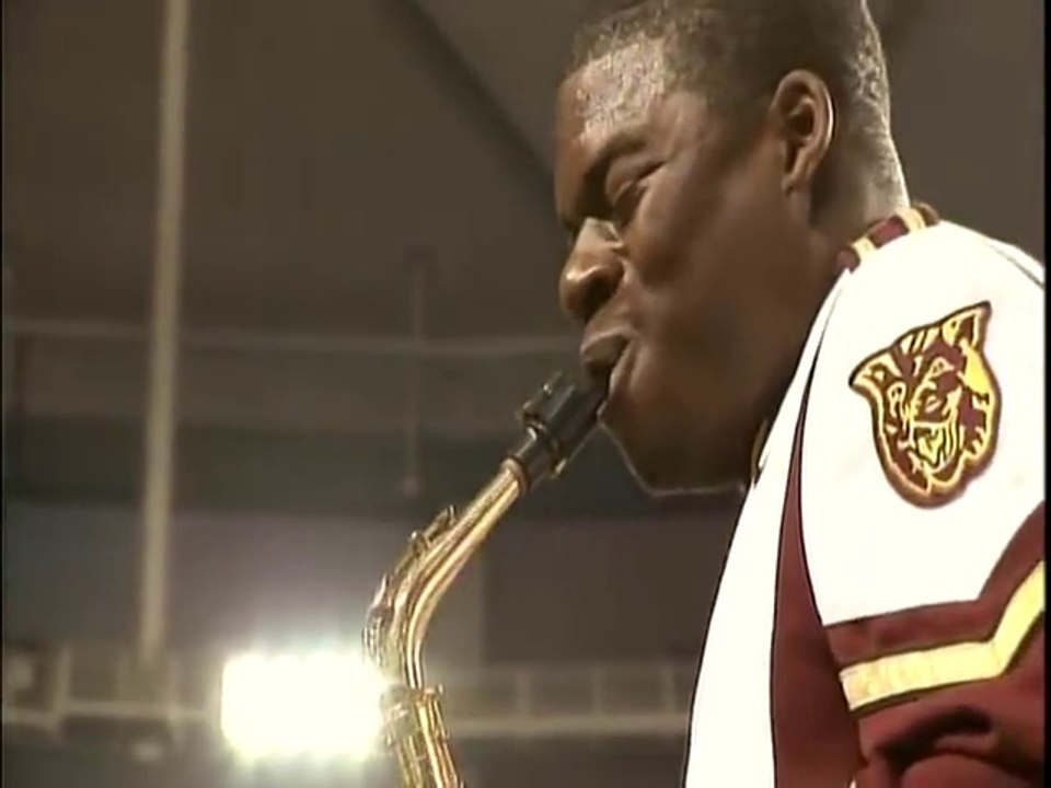 Amazing grace jouée au saxophone dans un stade américain : magique