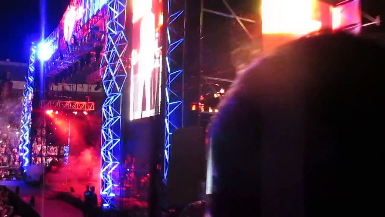 Romeo santos lleva a una fans a la cama en concierto en cali.