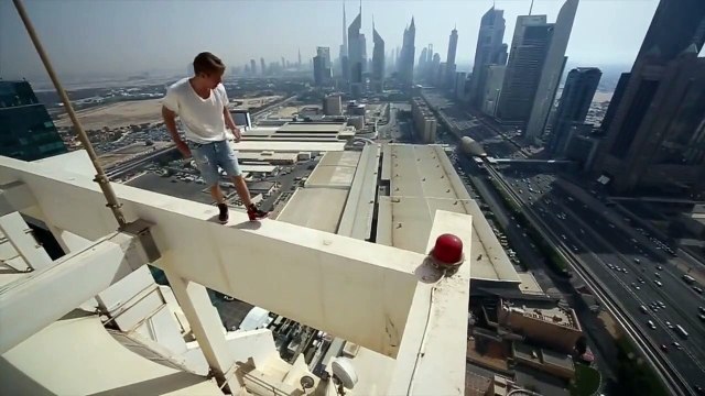 Insolite : il tente un backflip à 414 mètres de haut