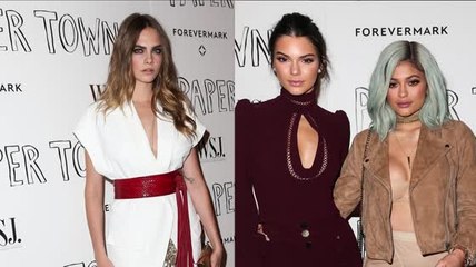 Tải video: Cara Delevingne Joined By Kendall And Kylie Jenner For Movie Screening