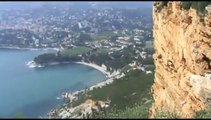 05 La ville de Cassis et ses calanques vue de la mer