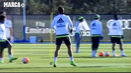 Cristiano Ronaldo se Enfada y Patea un Balon a la Calle en Australia