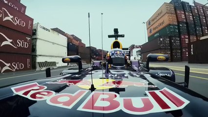 Carlos Sainz lâché dans des docks péruviens en F1 RB7