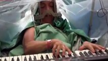 Parkinson ameliyatında piyano çaldı