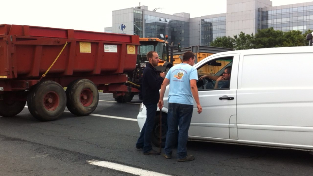 Les éleveurs bloquent les accès de Caen
