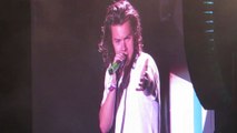 (VIDEO) Harry Styles Funny Interaction With Fans During Concert