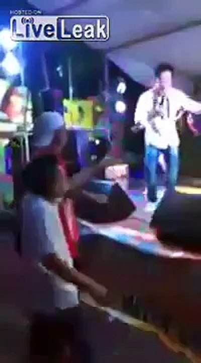 شلقت  برجلها يرشق على راقصة في بار... شوفو شنوا عملتلو ههههه
