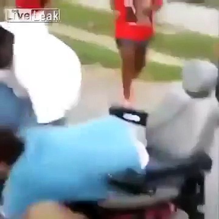 شوفو شكون جا يحز في عركة بن زوز بنات