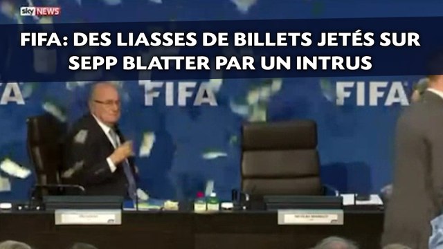 Des liasses de billets jetés sur Sepp Blatter par un intrus à la FIFA