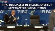 Des liasses de billets jetés sur Sepp Blatter par un intrus à la FIFA