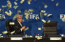 Sepp Blatter aspergé de faux billets de banque