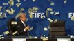 Sepp Blatter aspergé de faux billets de banque