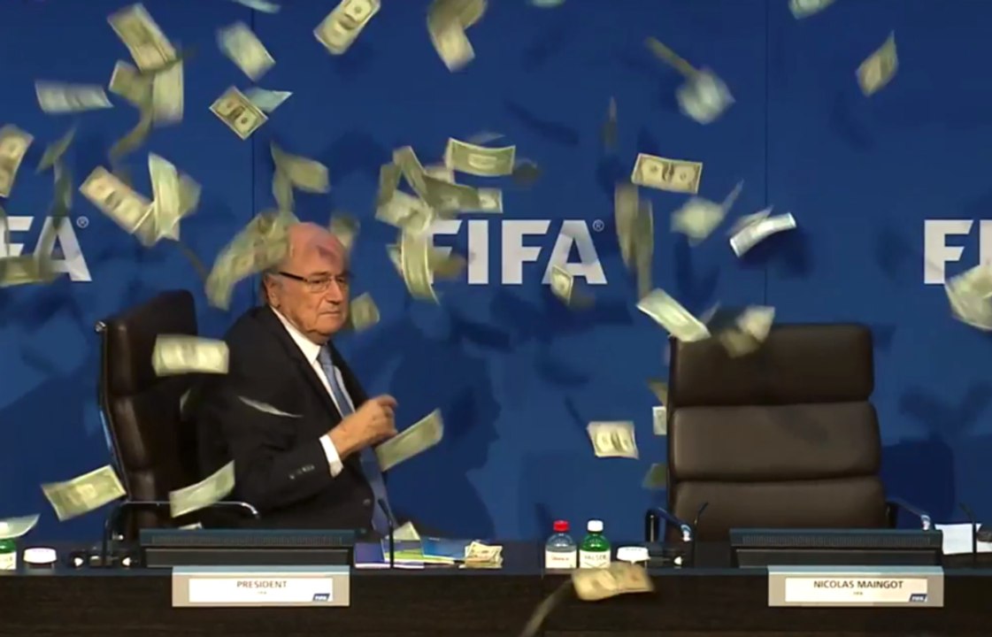 Sepp Blatter aspergé de faux billets de banque