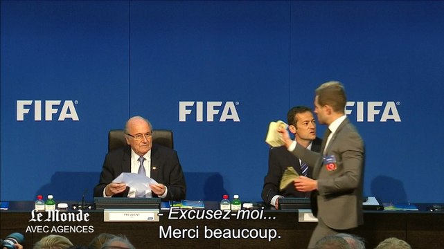 Fifa : Joseph Blatter donne sa conférence de presse malgré une pluie de billets