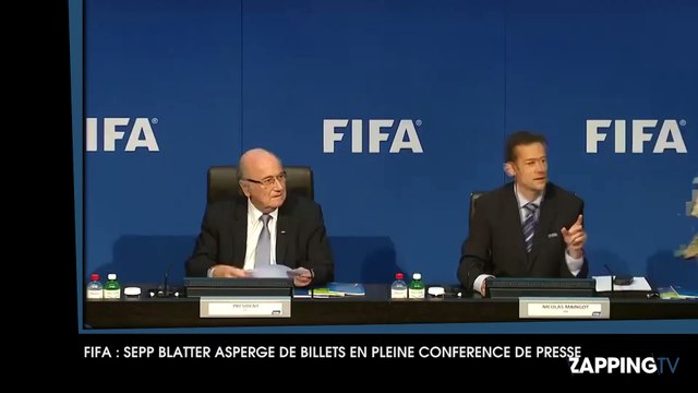 FIFA : Sepp Blatter arrosé de billets en pleine conférence de presse !