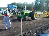 Heavyweight John Deere 830 tractor pull
