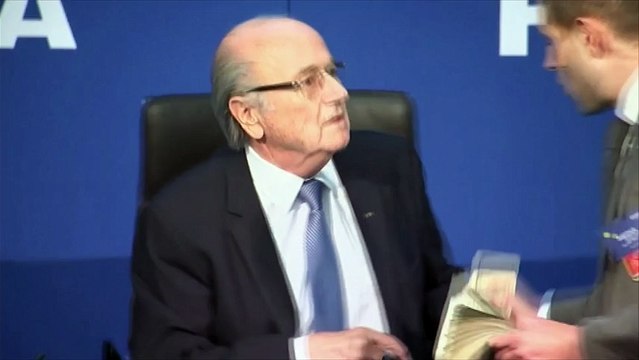 FIFA : une pluie de faux billets sur Sepp Blatter