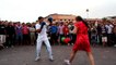 Combat de boxe homme - femme sur la place Djemaa el Fna Marrakech Maroc