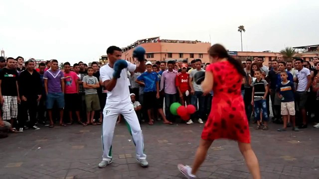 Combat de boxe homme - femme sur la place Djemaa el Fna Marrakech Maroc