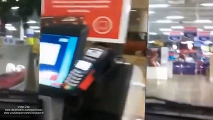 Des russes roulent en voiture dans un supermarché