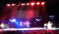 Le chanteur des 3 Doors Down vire un homme violent en plein concert