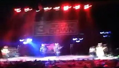 Le chanteur des 3 Doors Down vire un homme violent en plein concert
