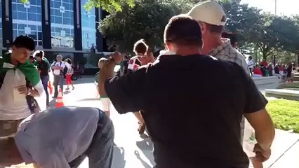 Policías confiscan mercancía pirata a vendedores de origen mexicano