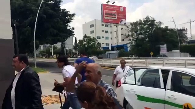 Gerardo Flores y Roque Santa Cruz llegaron al hospital