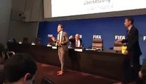 Le lanzan en la cara billetes falsos a Blatter en plena conferencia