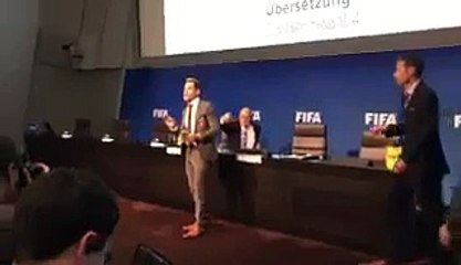 Le lanzan en la cara billetes falsos a Blatter en plena conferencia