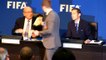 FIFA - Il jette des billets sur Blatter