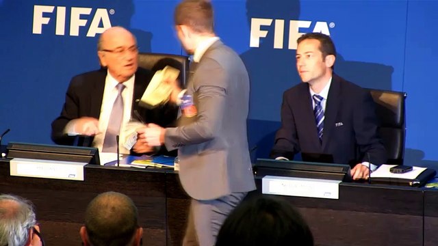 FIFA - Il jette des billets sur Blatter