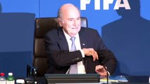 Cómico arroja billetes falsos sobre Blatter