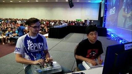 Le strip-tease de 2 pro gamers pour chauffer la salle 