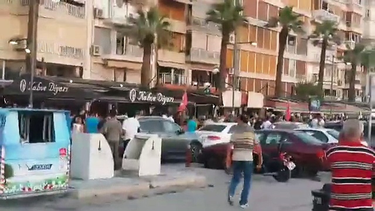 İzmir Alsancak'ta Suruç olaylarını protesto eylemi