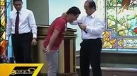 Homem sobe no altar da igreja universal diz que tudo e fingimento