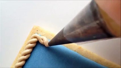 How To Make A Gold Rope Border On A Sugar Cookie Using Royal Icing