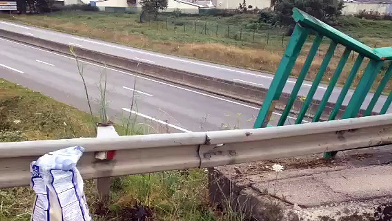 Vannes : une voiture atterrit sur un pont après un vol plané sur la RN165