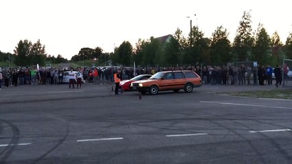 Un duel épic entre une Ferrari 458 Italia et une vieille Passat toute pourrie