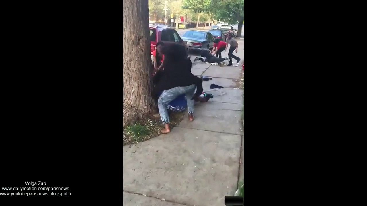 Une grosse bagarre de filles en pleine rue