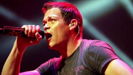 Le chanteur des 3 Doors Down arrête son concert pour défendre une femme agressée dans le public