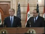 Un iraquí lanza sus zapatos a Bush y le grita ¡toma tu beso de despedida PERRO!
