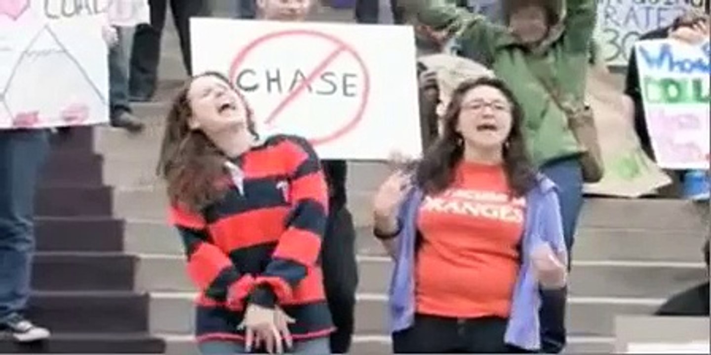 Syracuse University Students Protest JPMorgan CEO Jamie Dimon as Commencement Speaker
