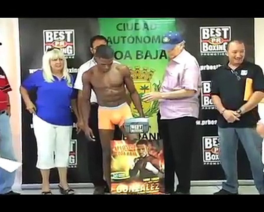 Pesaje Oficial José "Chelo" González vs Andres "Pajita" Navarro en Toa Baja