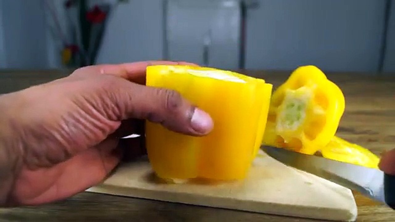 Astuce : comment bien dénoyauter et couper vos poivrons.