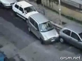 Mulher tentando estacionar