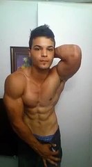 Bodybuilding flexing 22 years old