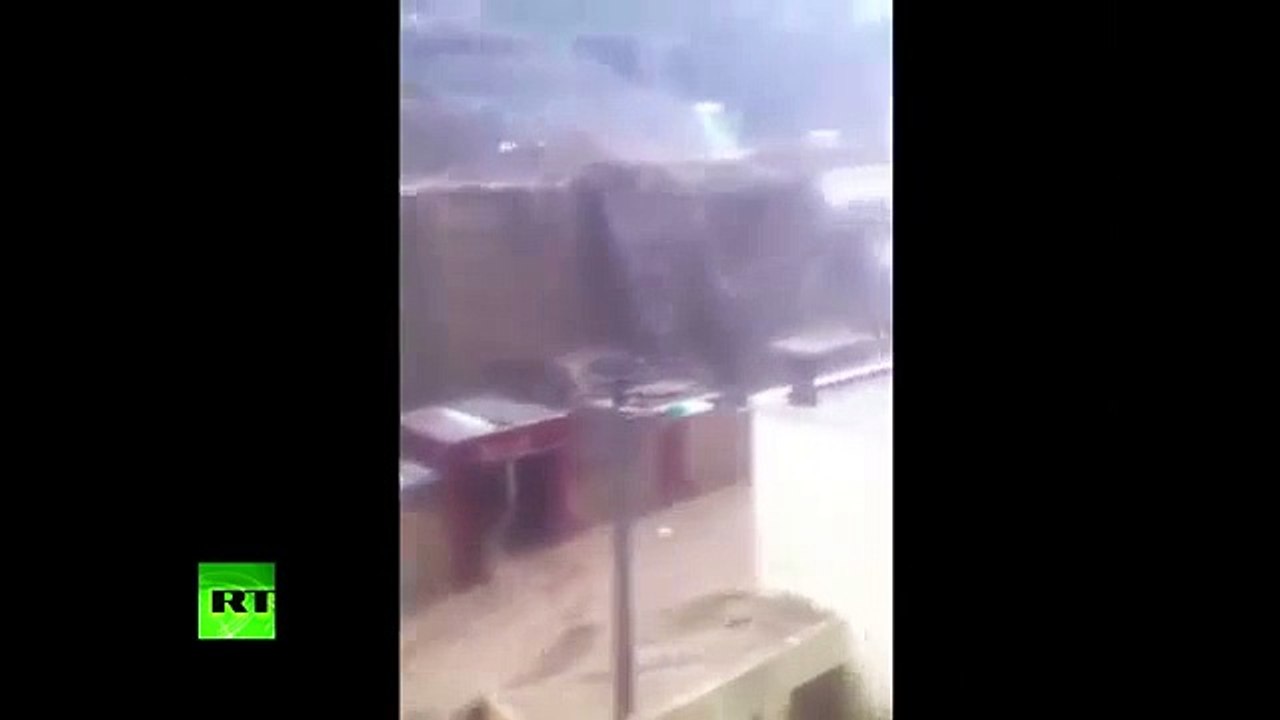 ¡Impactante! Dos mujeres luchan en vano y son arrastradas por riada